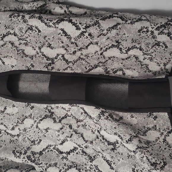 Preloved XL Women's Black and White Racheal Roy Sweater - Picture 4 of 7